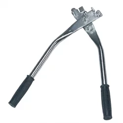 Pliers for placing metal nose flaps for weaning calves